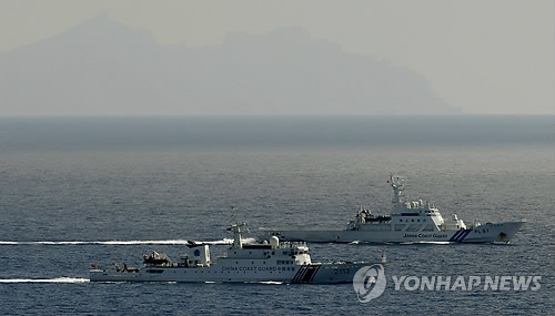 중국 해경 선박과 일본 해상보안청 순시선이 센카쿠 열도 남서쪽 접속수역에서 나란히 항해하고 있다. (교도=연합뉴스DB)