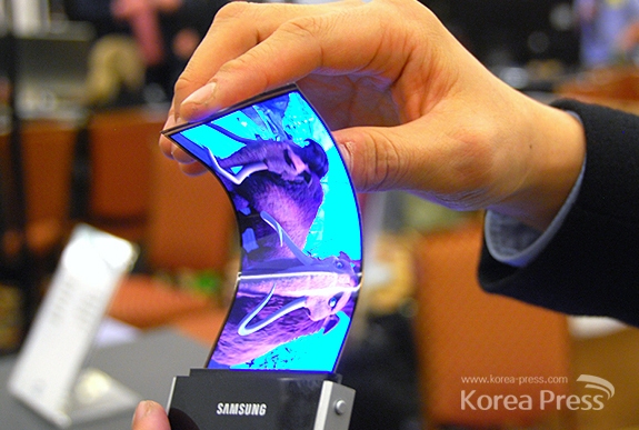 삼성전자가 개발한 휘는 스마트폰 디스플레이 '윰'(2013년 1월 미국 라스 베이거스 소비자가전 전시회(CES))