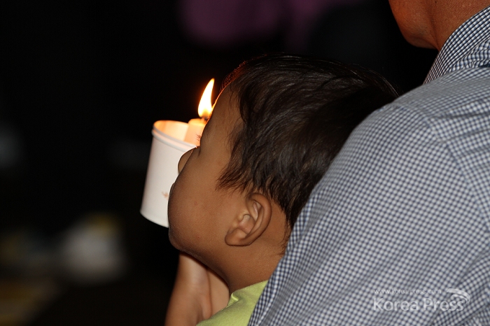 아빠와 함께 촛불집회에 참가한 어린 아들