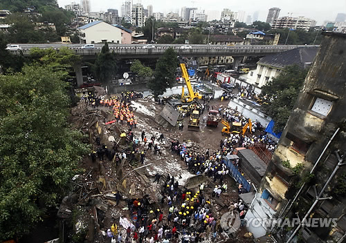 27일 인도 뭄바이에서 5층짜리 건물이 무너져 지금까지 최소 1명이 사망하고 수십명이 건물 잔해에 갇혔다. 사진은 사고 현장에서 구조 작업이 진행되고 있는 모습. (AP=연합뉴스)