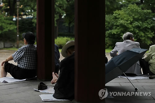 서울 종로구 탑골공원에서 노인들이 가을비를 바라보며 시간을 보내고 있다.