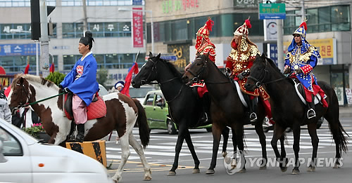 2011년 제8회 제주마축제를 기념하는 제주마와 목사행렬 퍼레이드가 펼쳐지고 있다. 2011.10.15