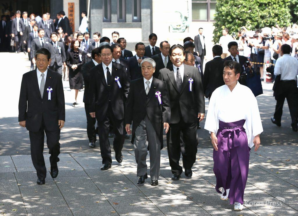 올해 8월의 종전기념일에도 야스쿠니 참배를 하기 위해 신사로 향하는 일본 각료들