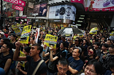 무료방송국 허가 취소에 항의하는 홍콩의 시위대