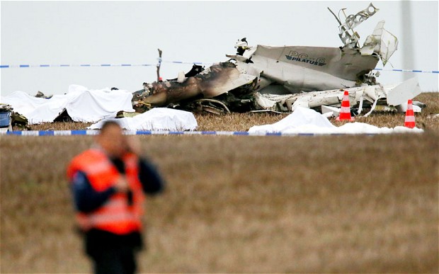 땅바닥에 추락한 비행기 잔해, 사진 : EPA