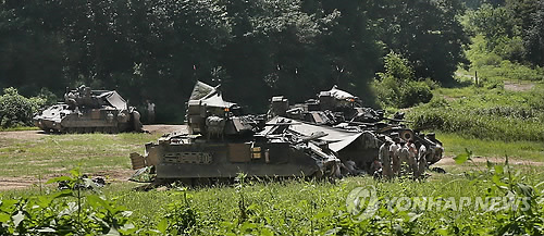 지난 8월 경기도 파주시 인근에서 을지프리덤가디언(UFG) 연습에 참여한 미군 장갑차가 대기하고 있다.