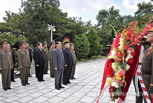 지난 7월 북한 김정은 국방위원회 제1위원장이 '전승절'(정전협정 체결 기념일)을 기념해 평안남도 회창군에 있는 중국인민지원군열사릉을 방문한 모습.