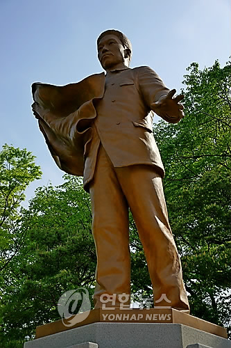 남산 안중근의사 기념관 앞에 서있는 안중근의사 동상. >