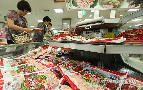 서울 종로구 사직동의 한 마트에서 시민명예감시원들이 판매중인 식품의 유통기한을 확인하고 있다.