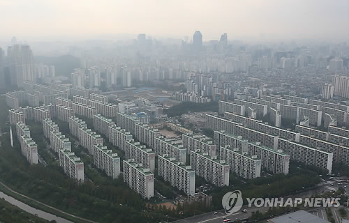 3일 부동산114에 따르면 수도권 아파트의 매매가격 대비 전세가격 비율이 80% 넘는 가구는 10월 말 현재 총 23만890가구로 집계됐다. 사진은 서울 상공에서 내려다본 아파트 단지.