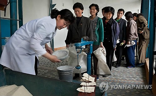 식량배급을 타는 북한주민들의 모습.