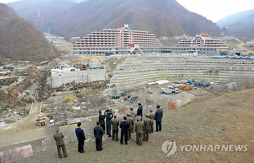 북한 김정은 국방위원회 제1위원장이 강원도 마식령스키장 건설현장을 지난 8월에 이어 70여 일 만인 지난 3일 또다시 시찰했다.