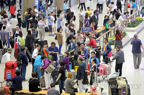 붐비는 인천공항 입국장.