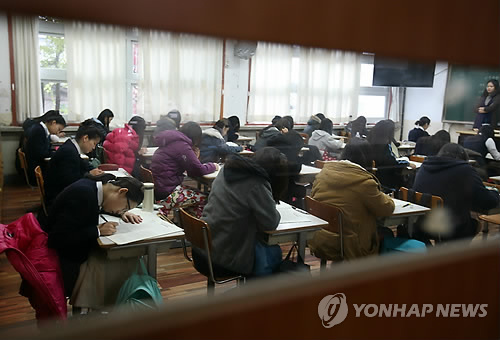 서울 시내 한 고등학교 교실에서 학생들이 시험 문제를 풀고 있다.