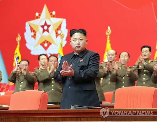북한 김정은 국방위원회 제1위원장이 4ㆍ25 문화회관에서 진행된 제2차 보위일꾼대회에 참석해 대회를 지도했다고 조선중앙통신이 지난달 22일 보도했다. 조선중앙통신은 이 사진을 보도하며 정확한 촬영 날짜와 시간을 밝히지 않았다.