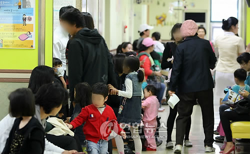 서울의 한 아동병원에서 시민들이 진료 순서를 기다리고 있다.