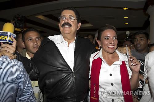 온두라스 대선에서 패한 좌파 야당인 자유재건당의 시오마라 카스트로 후보(오른쪽)과 남편인 마누엘 셀라야 온두라스 전 대통령.(AP=연합뉴스DB)