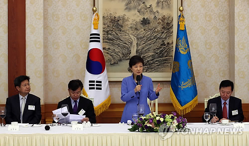 박근혜 대통령이 지난 5월 15일 오후 청와대에서 열린 언론사 정치부장 만찬에서 인사말을 하고 있다. >