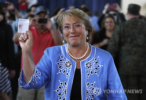 칠레 대통령 선거에 중도좌파 여성 후보 미첼 바첼레트(62)가 당선됐다. (AP=연합뉴스)