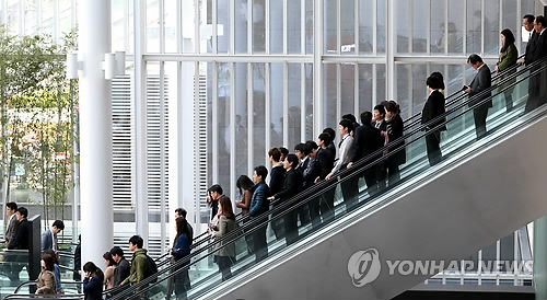 서울 시내 한 빌딩에서 직장인들이 이야기를 나누며 점심식사를 위해 외출하고 있다.