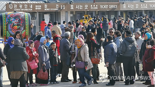 서울 경복궁이 외국인 관광객과 나들이 시민 등으로 붐비고 있다.