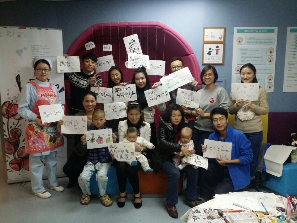 미소천사 병원의 구순구개열 환우가족들이 자신의 작품을 들고 즐거워 하고 있다.