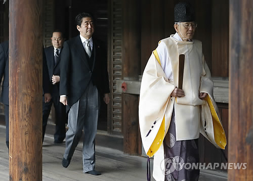아베 신조 일본 총리(오른쪽 두번째)가 지난 26일(현지시간) 야스쿠니 신사를 참배하고 있다.(AP=연합뉴스DB)
