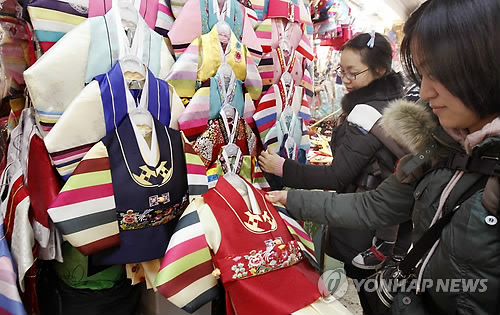 서울 중구 남대문 시장에서 주부들이 자녀들이 입을 다양한 종류의 한복을 고르고 있다. >