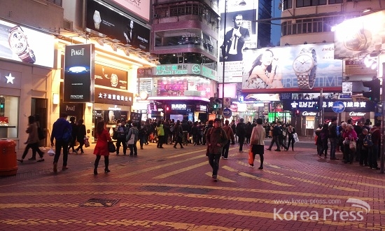 香港(홍콩) 童柔安(통로안)의 时代广场(시대광장)이다. 오후 8시가 넘은 시각. 통로안의 거리는 쇼핑을 하려는 세계 각국의 사람들로 북적거렸다.