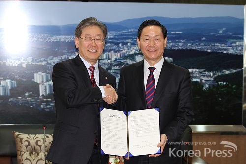 이재명 성남시장과 김상곤 경기도 교육감이 26일 교육 사업 지원 협약을 체결했다.