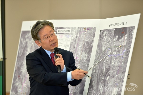 이재명 성남시장이 10일 기자회견을 열고 지도상에서 향후 바뀔 성남시 철도노선에 대해 상세히 설명하고 있다.