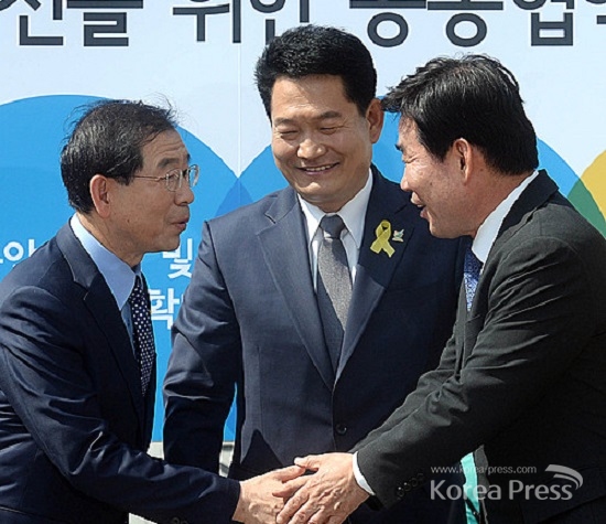 박원순(좌) 송영길(중) 김진표(우) 광역단체장 후보 3인방이 21일 오후 '수도권 상생 공동 협약'을 체결했다.