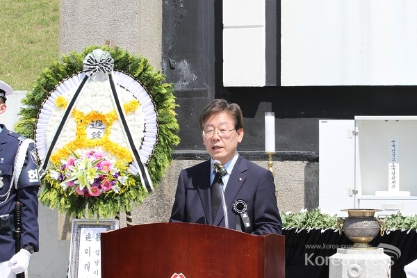 이재명 성남시장이 6일 현충탑에서 거행된 현충일 추념식에 참석하여 추념사를 하고 있다