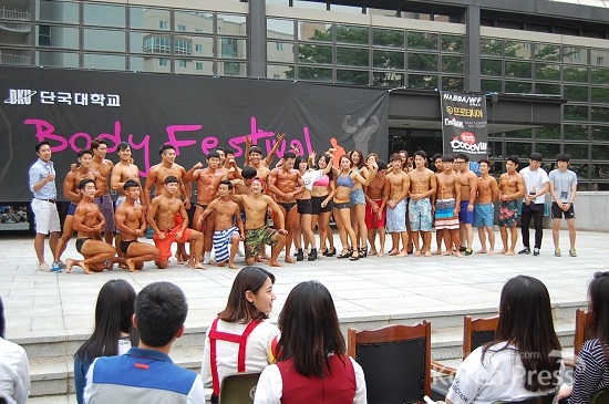 단국대학교 스포츠경영학과 보디빌딩부 학생들이 'Body Festival' 행사를 마치고 단체사진을 찍었다.