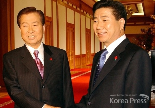 김대중 노무현 두 전직 대통령 (사진출처 : 청와대 사진 기자단)