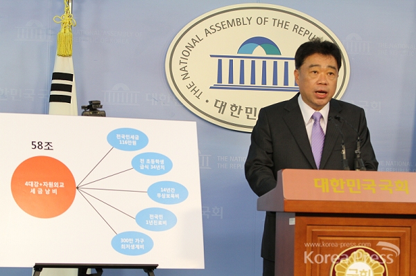 새민련 김성수 대변인이 6일 오후 5시 국회 정론관에서 '사자방 혈세낭비 58조 원'에 대해 기자 브리핑을 하고 있다.