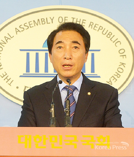 새정치민주연합 박수현 대변인은 13일 김진태 의원의 '세월호 인양에 돈이 많이 든다' 주장에 대해 '망언'이라고 비난했다.
