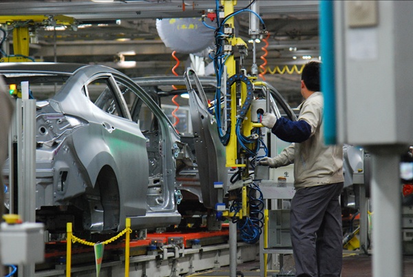 현대자동차 북경 생산공장에서 일하고 있는 근로자의 모습.