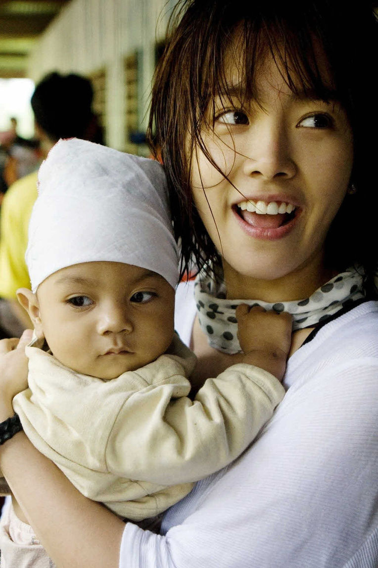아기를 안고 있는 한지민의 모습, 본 사진은 기사와 관련없음 출처:블로그킹