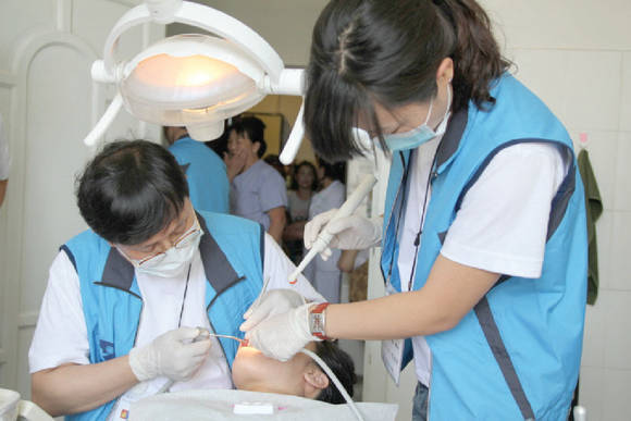 서울의료봉사재단의 치과봉사 장면. 이들 의사들은 모든 경비를 자비로 부담하여 활동을 한다
