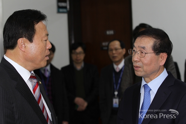 18일 박원순 시장이 국회 예산심사소위 복도에서 소위 위원들을 만나고 있다.