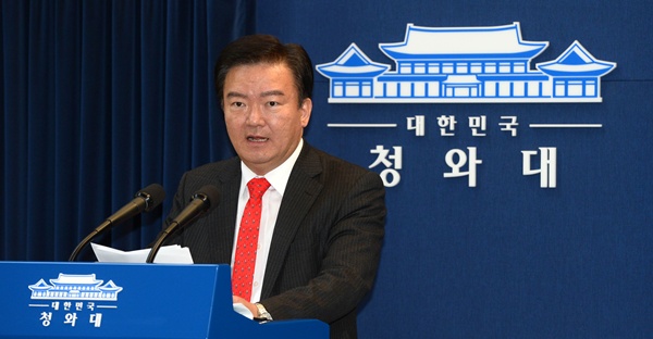 민경욱 청와대 대변인이 18일 오전 청와대 춘추관에서 국민안전처 장관 등 정무직 인사를 발표하고 있다. 