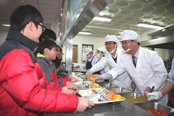 전남 나주의 한 학교에서 학생들이 급식을 배식받고 있다.