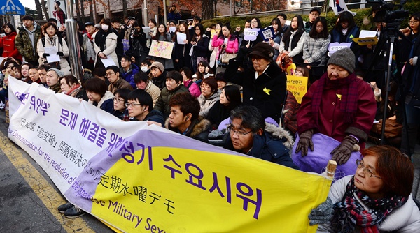19일 수요집회에 함께 자리한 위안부 피해자 할머니들과 세월호 유가족들.