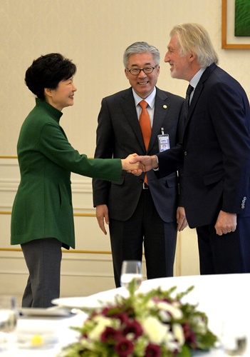 20일 오후 박근혜 대통령이 청와대에 초청한 세계 3대 요리사인 피에르 가니에르(오른쪽) 등 국내외 저명 요리사와 악수를 하고 있다.
