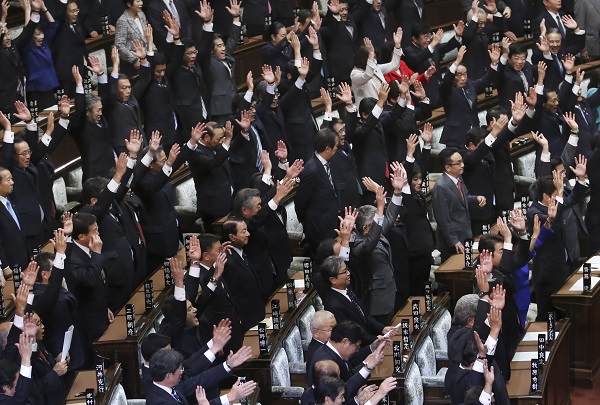 21일 도쿄에 있는 의사당에서 해산이 선포되자 중의원들이 전통에 따라 만세삼창을 하고 있다.