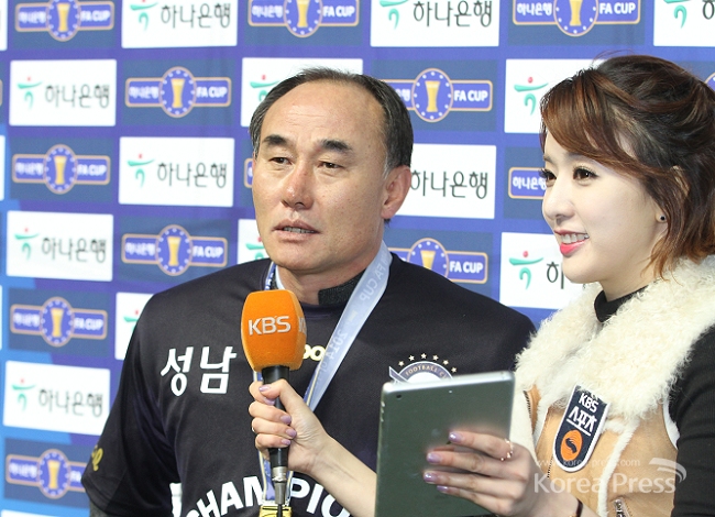 23일 승부차기로 우승을 차지한 성남FC 김학범 감독이 언론매체와 인터뷰를 하고 있다.