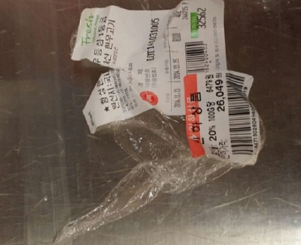 김씨가 촬영한 사진. 가격인하 상품의 포장이 뜯겨진 채 버려져 있다.