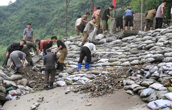 홍수로 피해를 입은 마을을 복구하고 있는 북한주민들.