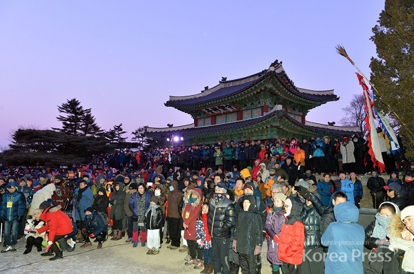 남한산성 수어장대 해맞이 행사에 많은 시민들이 몰려 새해 복과 건강, 화목 등을 기원했다.